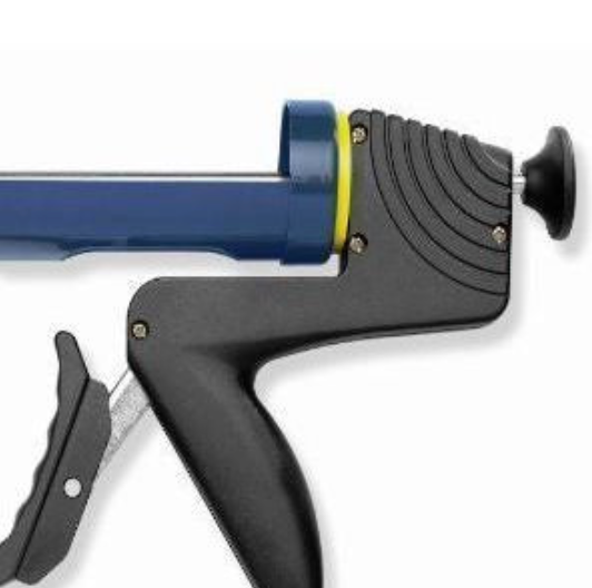 Profesjonalny pistolet do kartuszy_półotwarty_widok z bliska