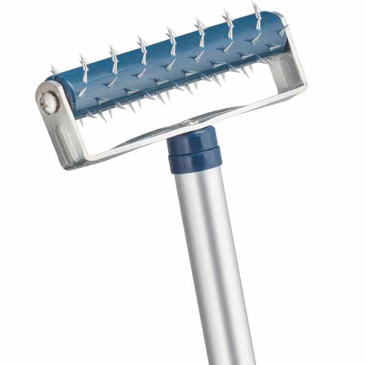 Teleskopowy wałek z kolcami do tapet_Widok z bliska